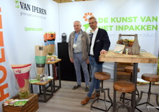 Op de stand van Van Iperen kwam oud-werknemer Leo Hoogeveen (links) een kijkje nemen bij Jeroen Hijdra.